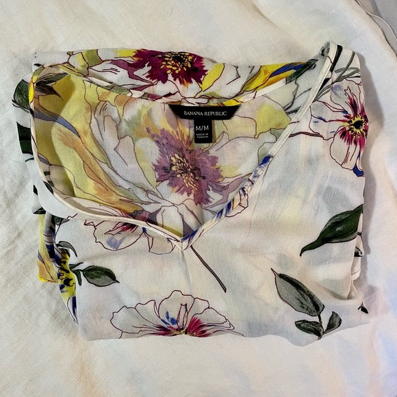 Banana Republic pretty blouse with open sleeves to elbow. Floral. Size medium - Picture 4 of 5